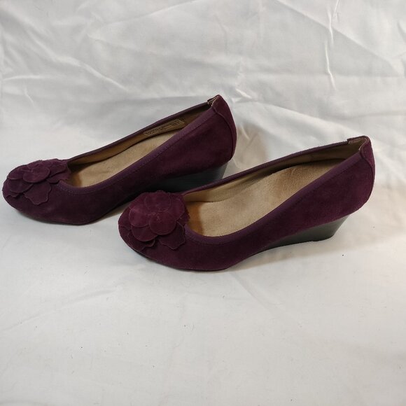 VIONIC Purple Suede Wedges with Flower Embellishment - Picture 1 of 8
